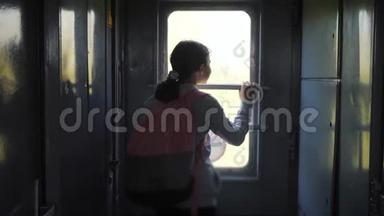 小女孩是一个乘火车旅行的背包客。 <strong>旅游</strong>运输铁路概念。 <strong>旅游</strong>学校女孩